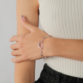 Серебристый браслет с карабином розового цвета и звеньями с эмалью