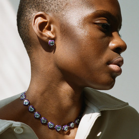 Ожерелье из серебра с голубым топазом и фиолетовой эмалью.