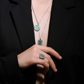 Прямоугольный медальон из серебра с зелеными кристаллами