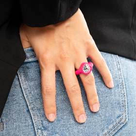 Ярко-розовое кольцо из полимерной глины с крупным прозрачным стразом