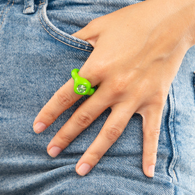 Зеленое кольцо из полимерной глины с зеленым стразом