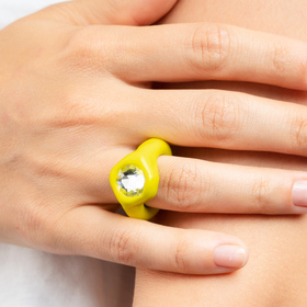 Желтое кольцо из полимерной глины с крупным прозрачным стразом