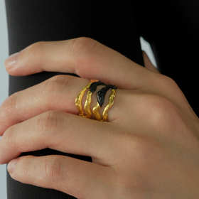 Позолоченное кольцо Flame с нанокерамикой и вставками из шпинели