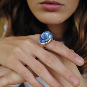 Кольцо-глаз с голубым резным кварцем из серебра