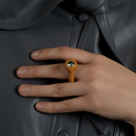 Оранжевое кольцо с голубым кристаллом