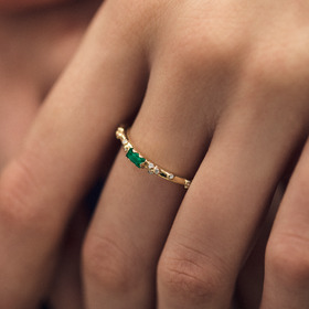 Кольцо из золота с изумрудом в асимметричной закрепке и россыпью бриллиантов