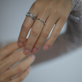 Безразмерное кольцо из серебра с фианитами