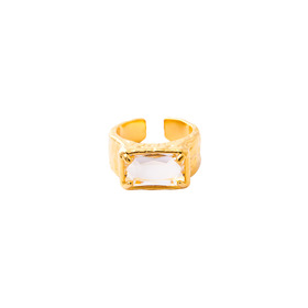 Золотистое кольцо с крупным кристаллом