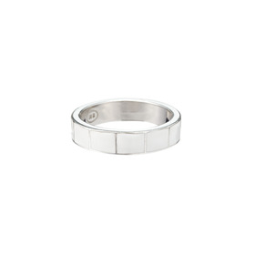 Белое кольцо из серебра с эмалью