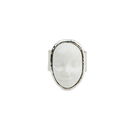 Малое кольцо с серебряным покрытием с кабошоном из белого фарфора в форме лица