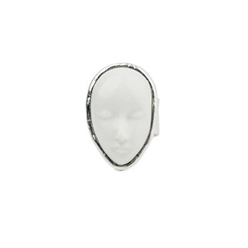 Большое кольцо с серебряным покрытием с кабошоном из белого фарфора в форме лица