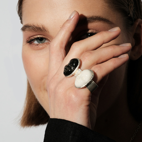 Малое кольцо с серебряным покрытием с кабошоном из черного фарфора в форме лица