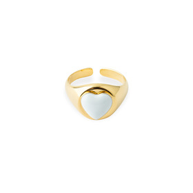 Золотистое кольцо-печатка с белым сердцем