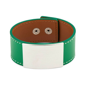 Зеленый кожаный браслет с крупной серебристой пряжкой