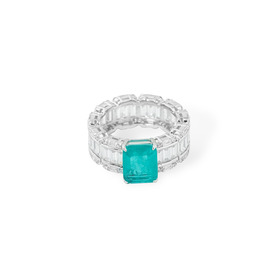 Серебряное кольцо с зеленым кристаллом и паве из белых кристаллов огранки багет