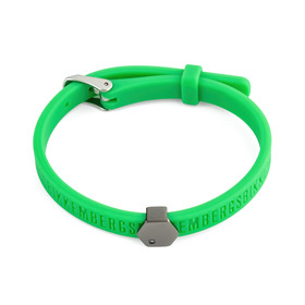 Каучуковый браслет зеленого цвета с вставкой из нержавеющей стали с синтетическим бриллиантом