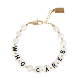 Жемчужный браслет с керамическими буквами "Who cares"