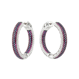 Серебряные серьги-кольца с синими и розовыми кристаллами выстроены в ряд