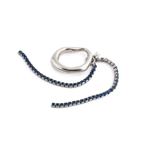 Асимметричное серебристое кольцо с синими и розовыми кристаллами