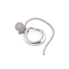 Асимметричное серебристое кольцо с кристаллами