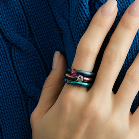 Кольцо из анодированного титана с лабораторно выращенным рубином «Невесомость»