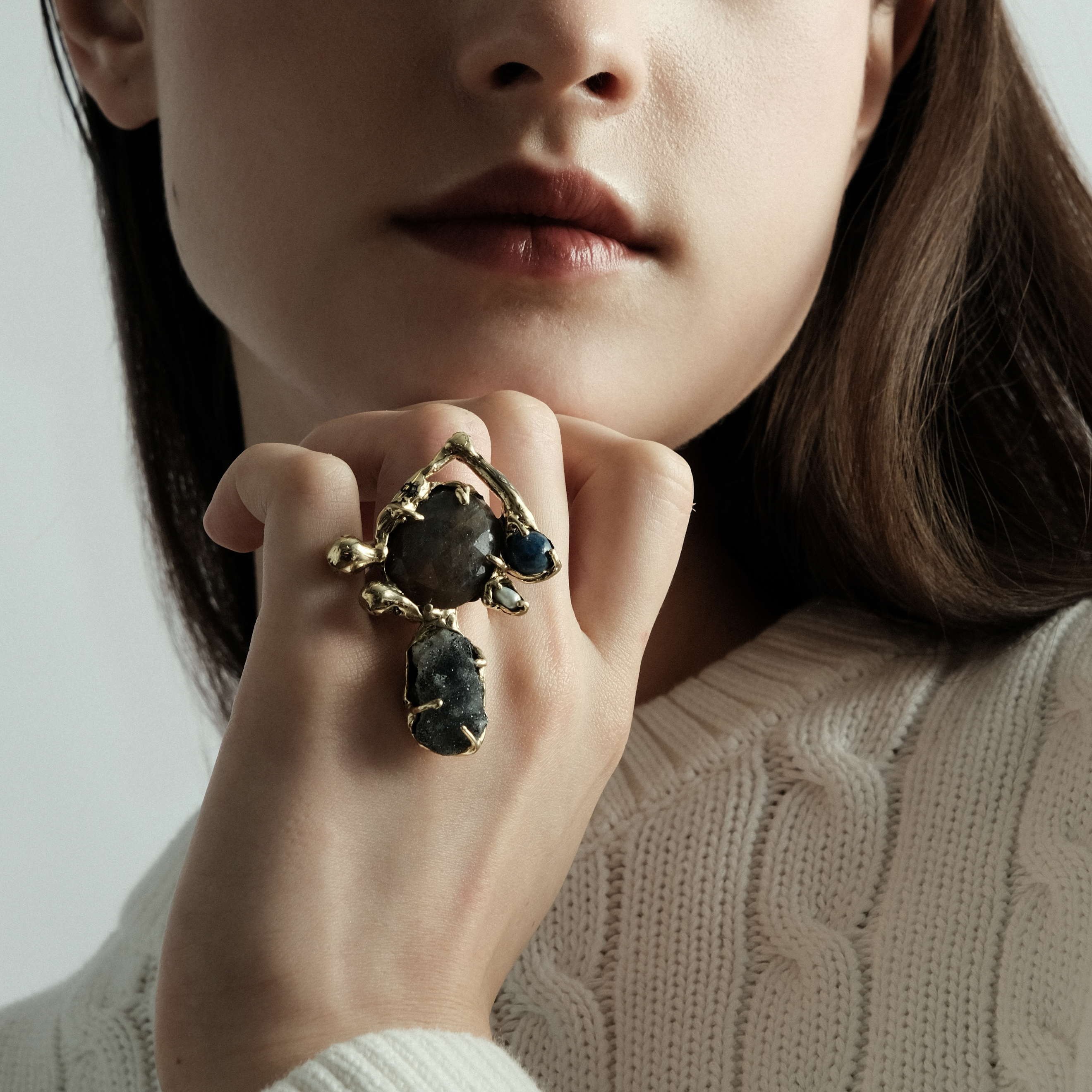 Brass ring with inserts: sapphire, pearl and chalcedony