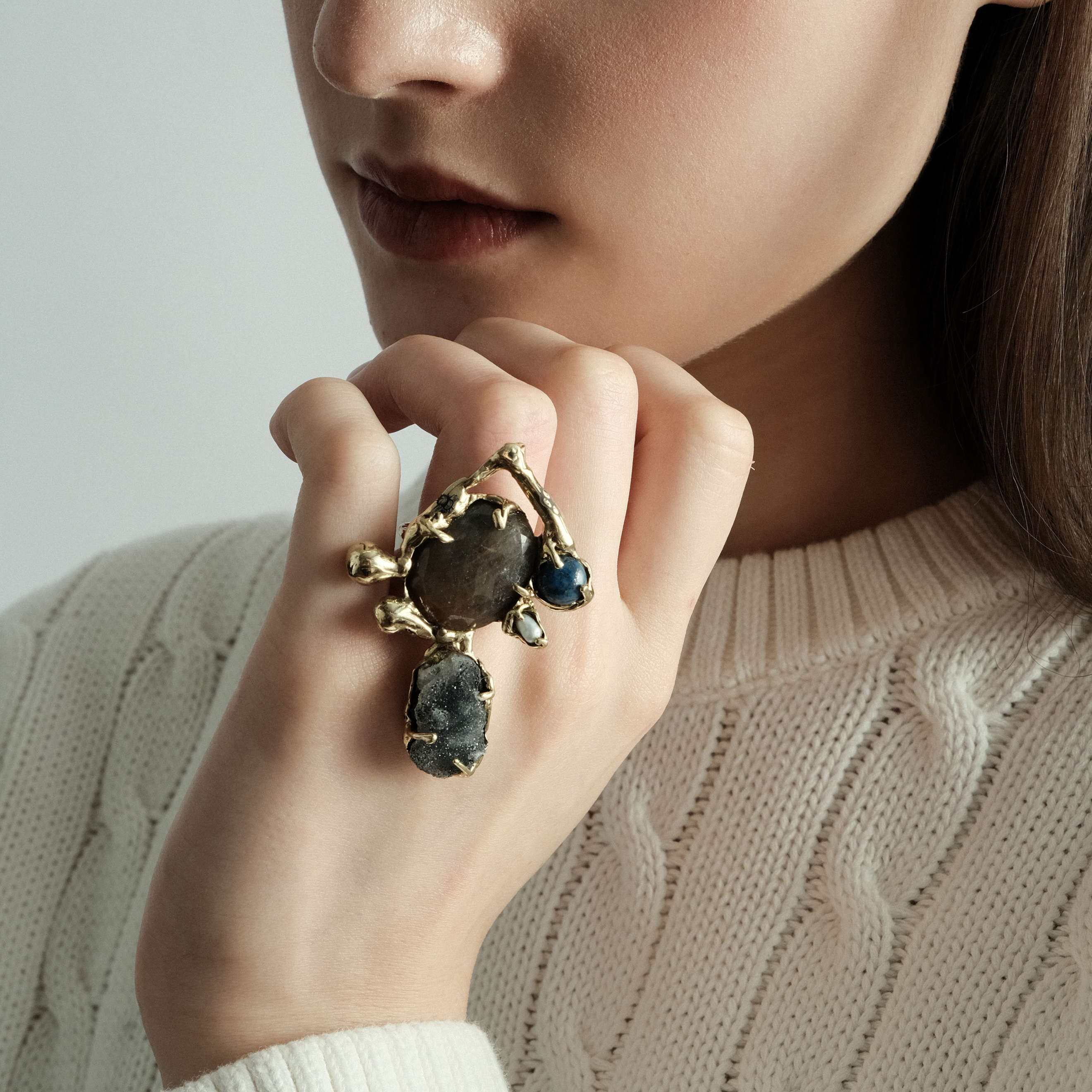 Brass ring with inserts: sapphire, pearl and chalcedony