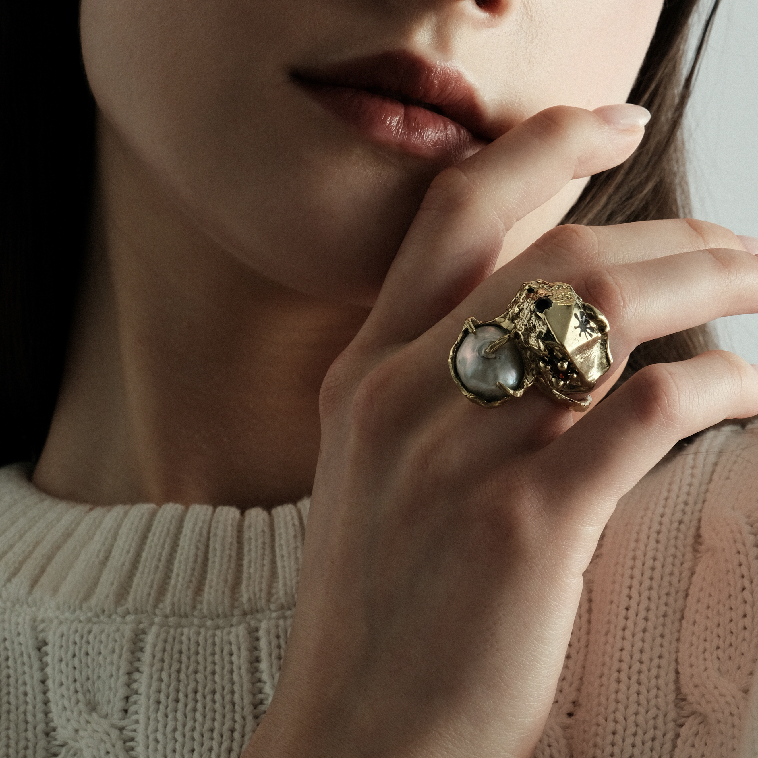 Brass ring with inserts: two cubic zirconia and pearls