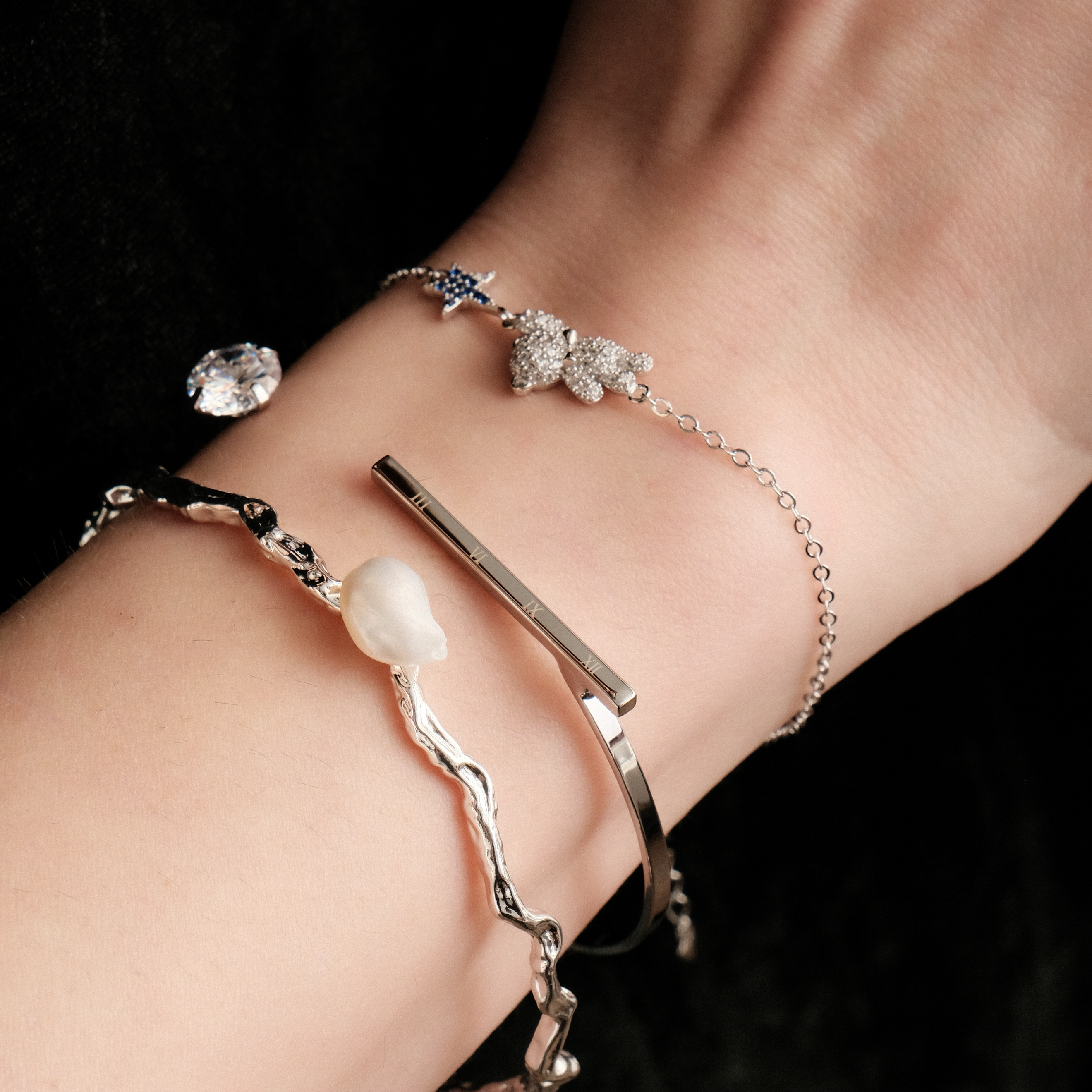 Silver teddy bear bracelet with a star