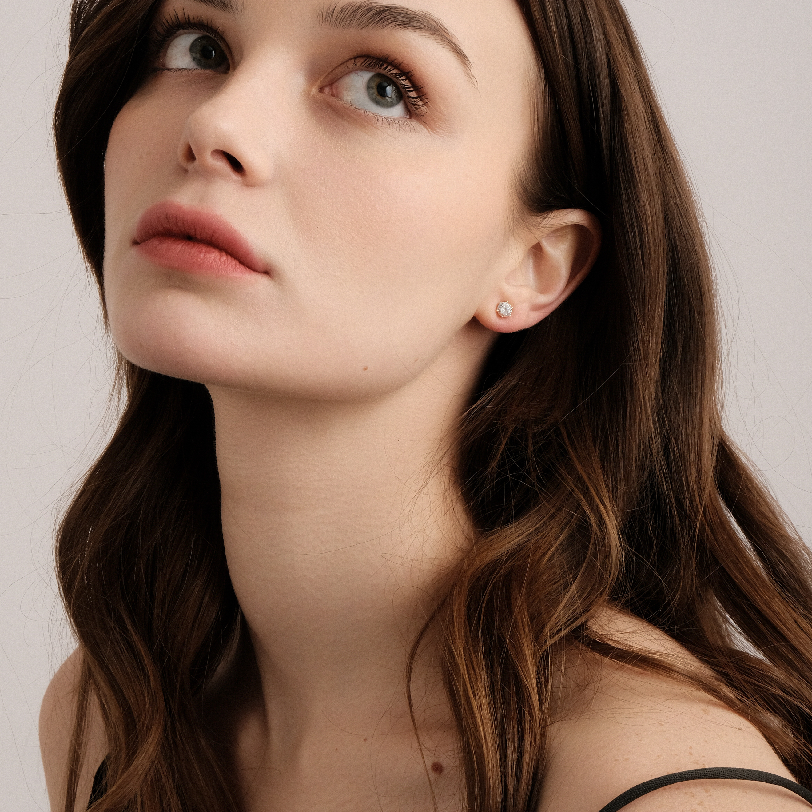 Golden stud earrings with white crystals