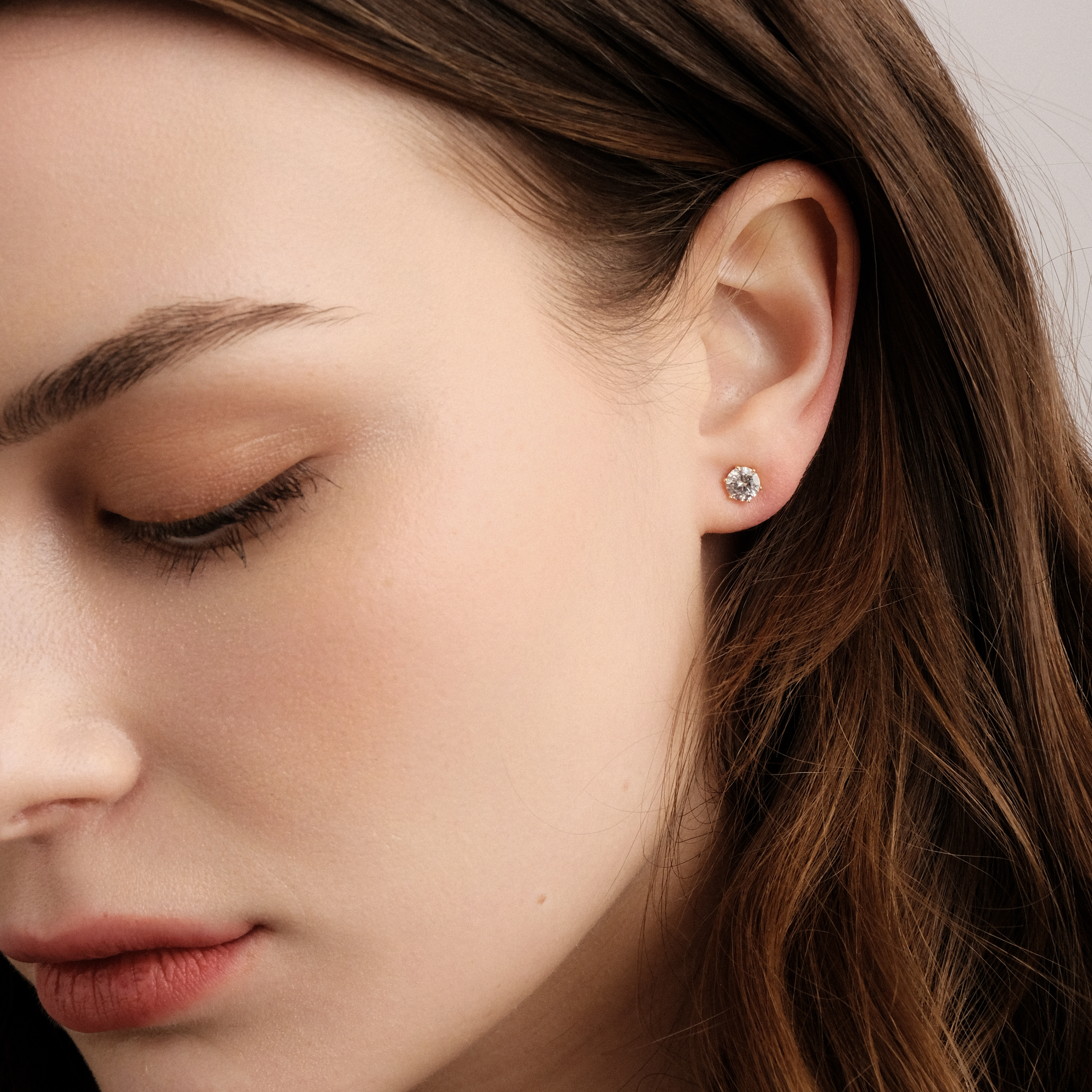 Golden stud earrings with white crystals