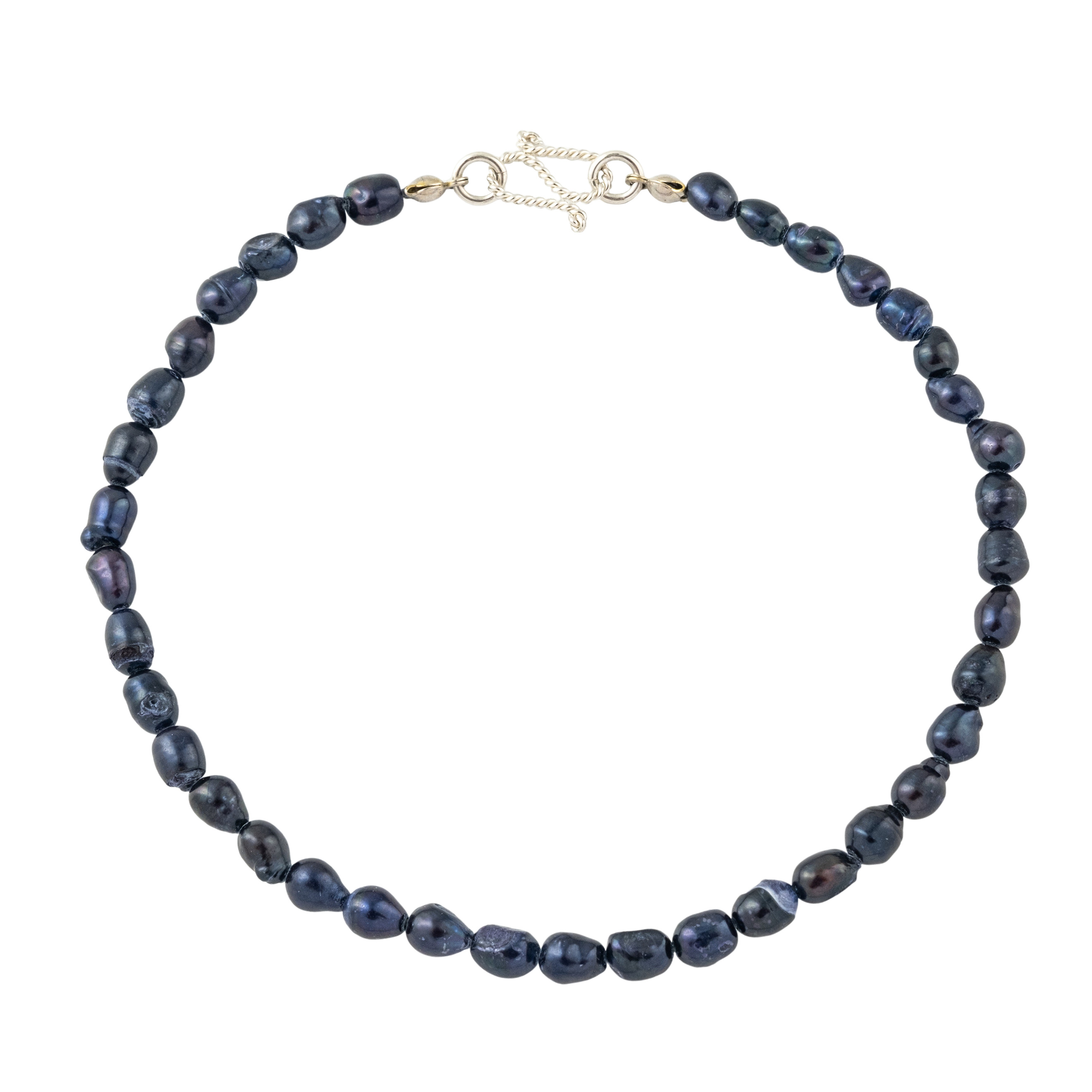 Black bracelet on the leg of Nôla