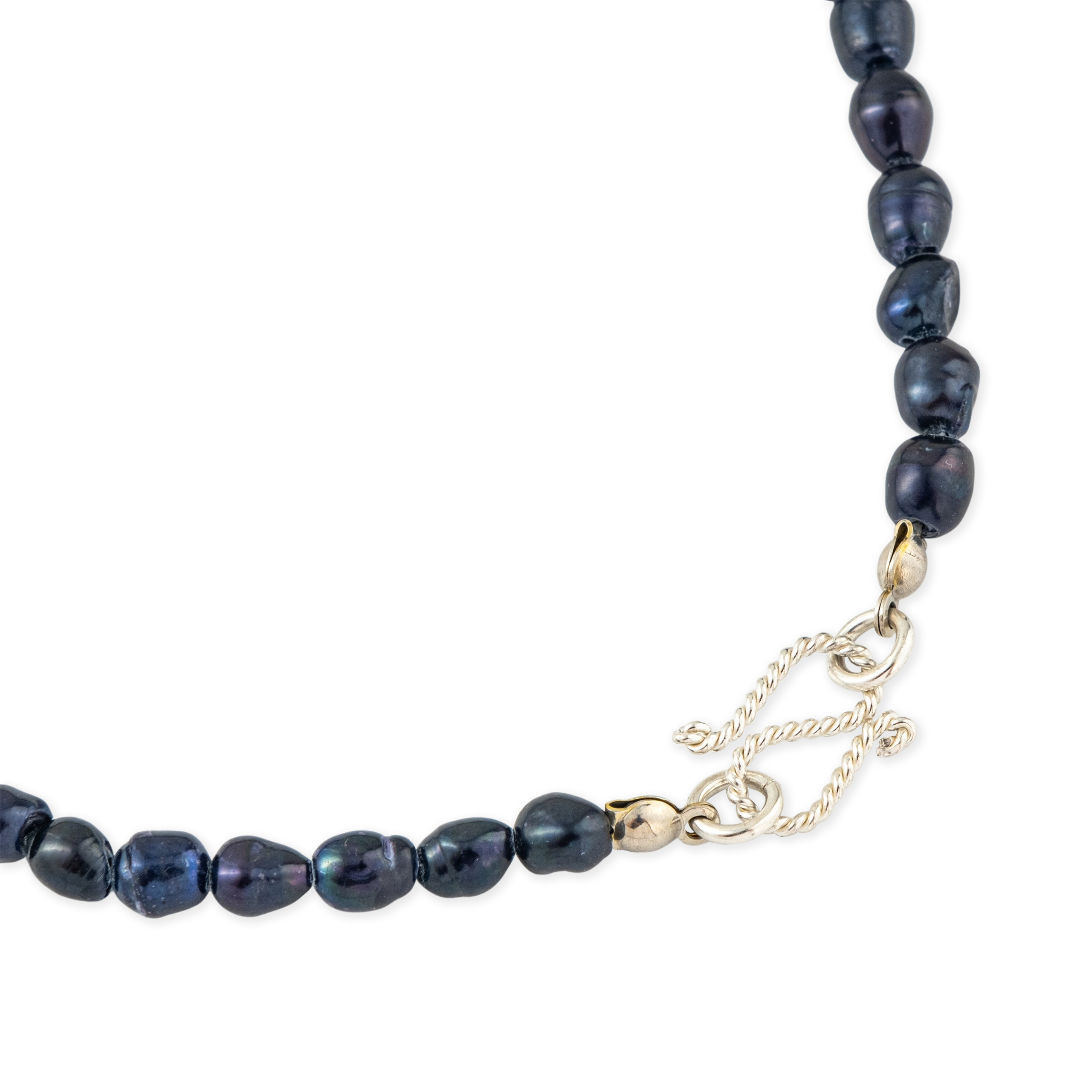 Black bracelet on the leg of Nôla