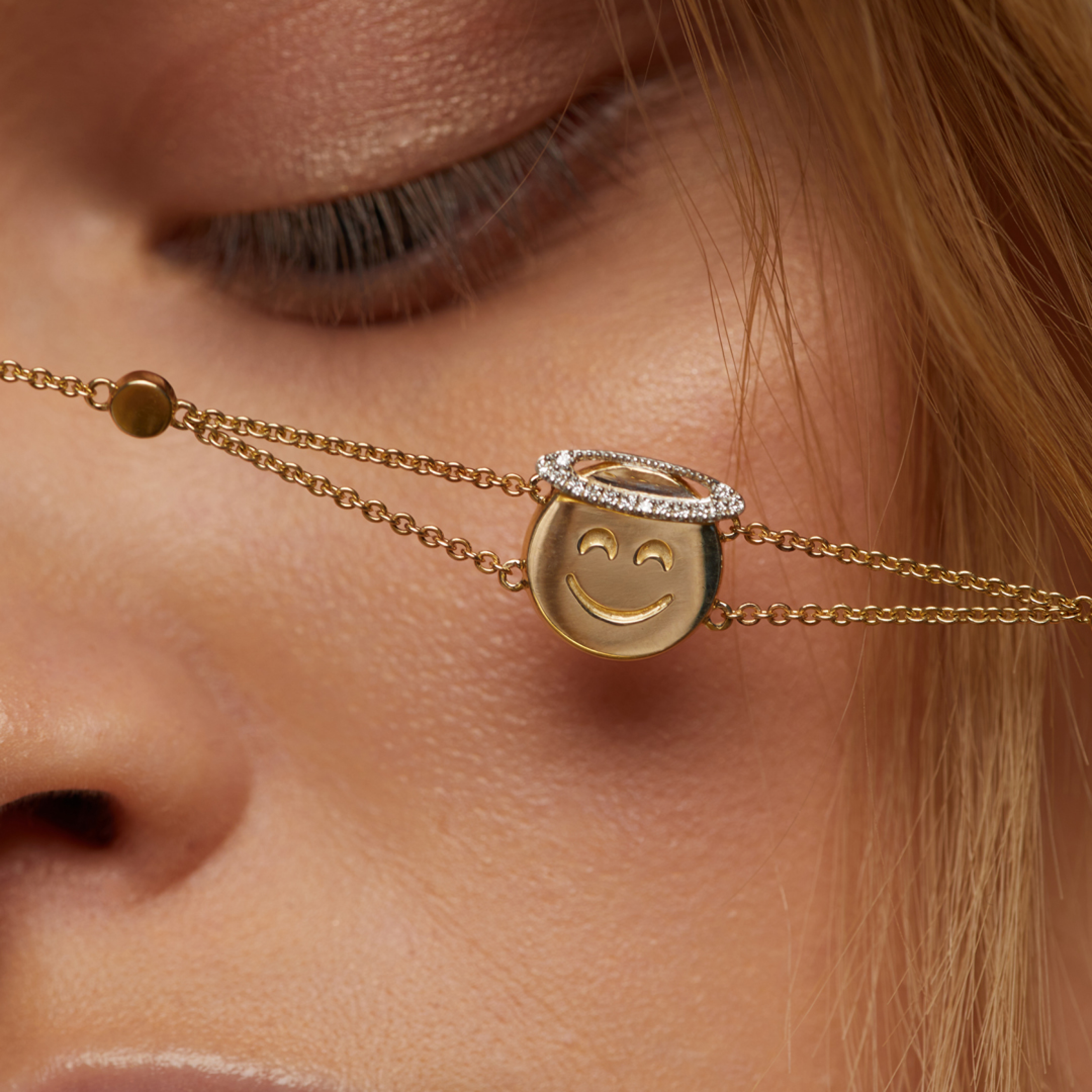 Emoji bracelet made of gold
