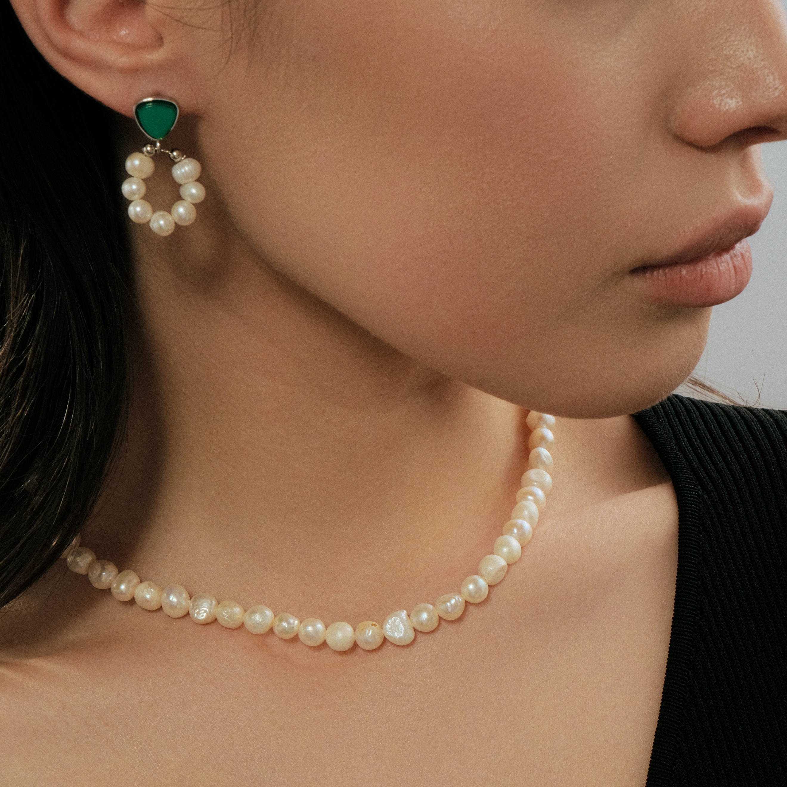 Серебристые серьги с зеленым камнем и жемчугом