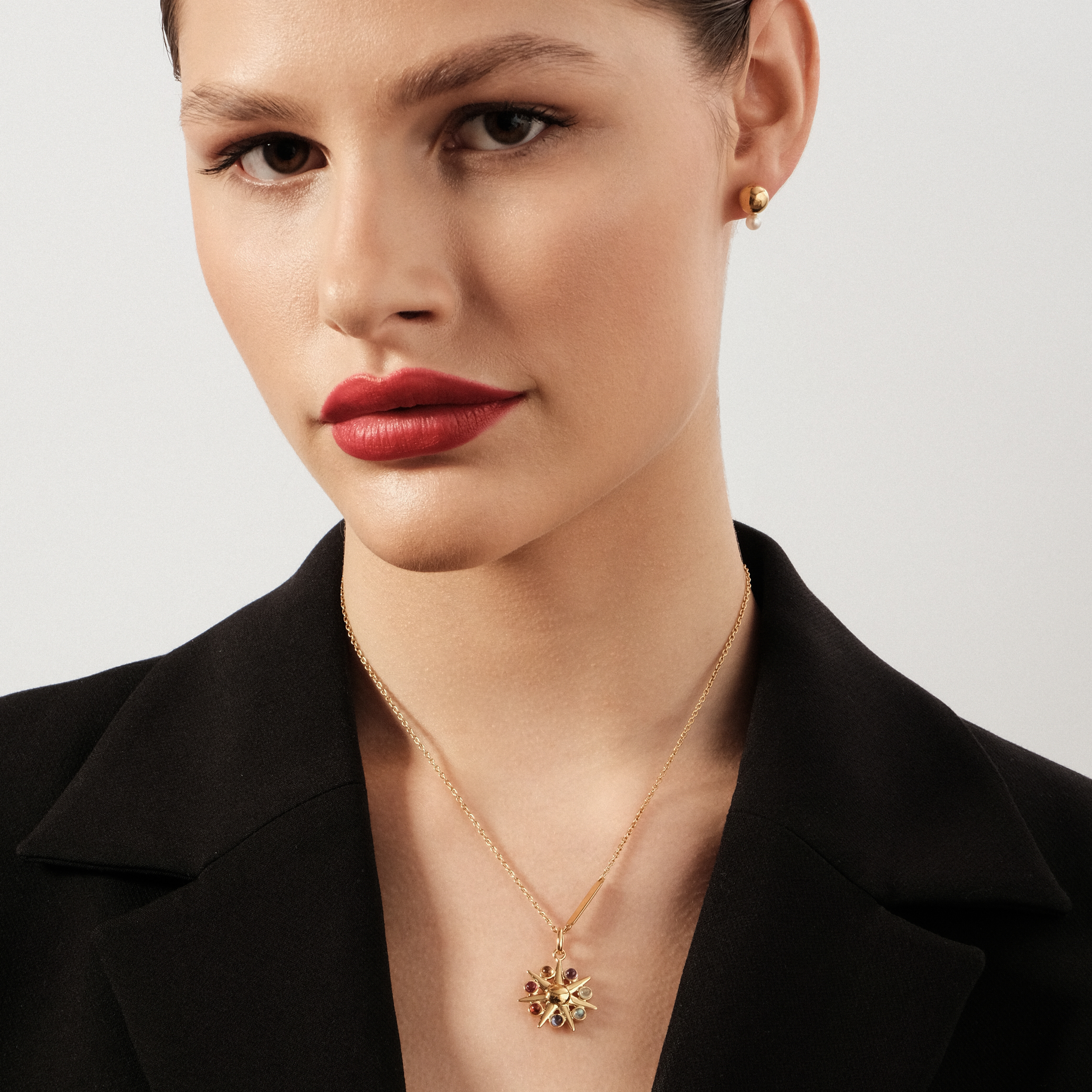 Gloss earrings made of vermelion with pearls
