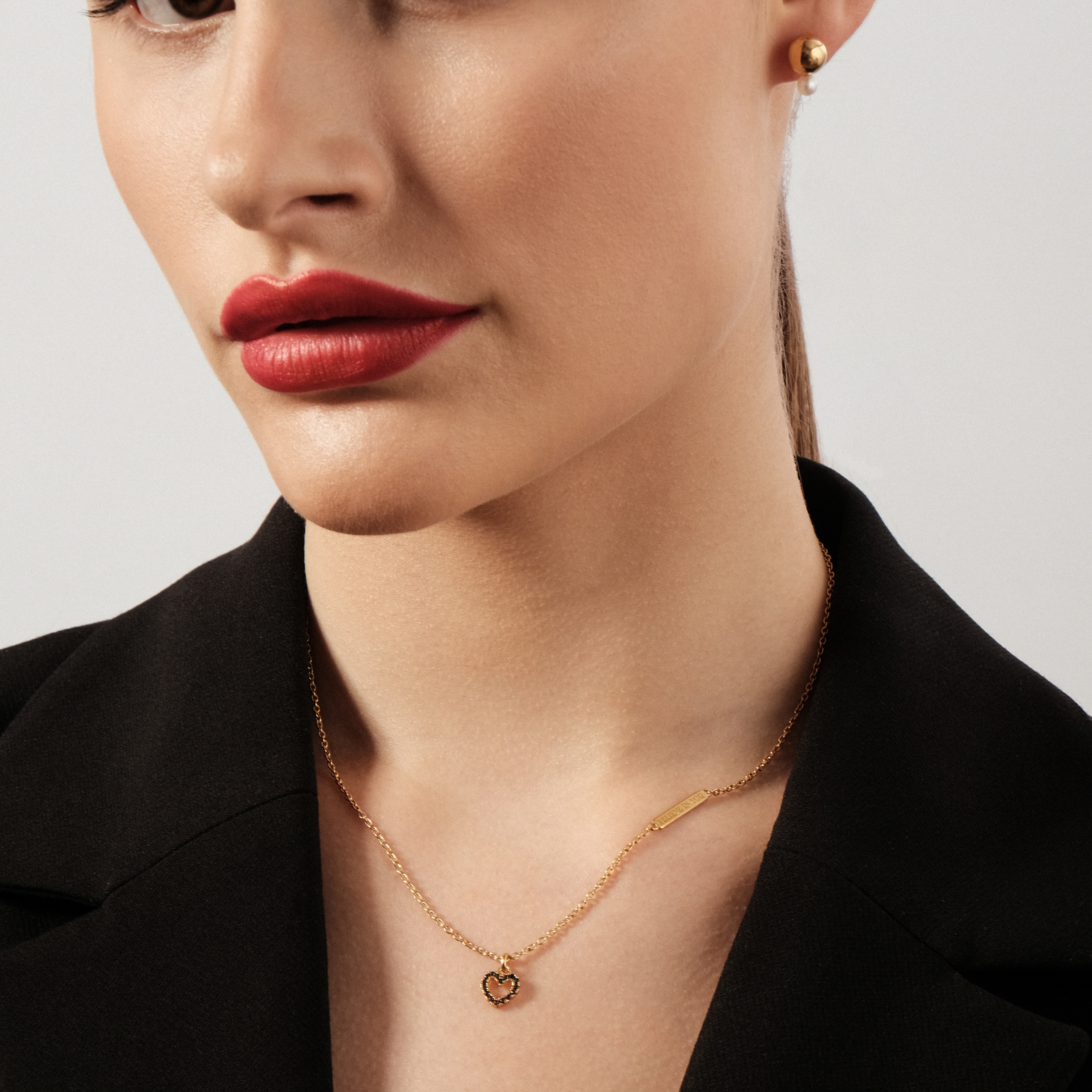 Gloss earrings made of vermelion with pearls