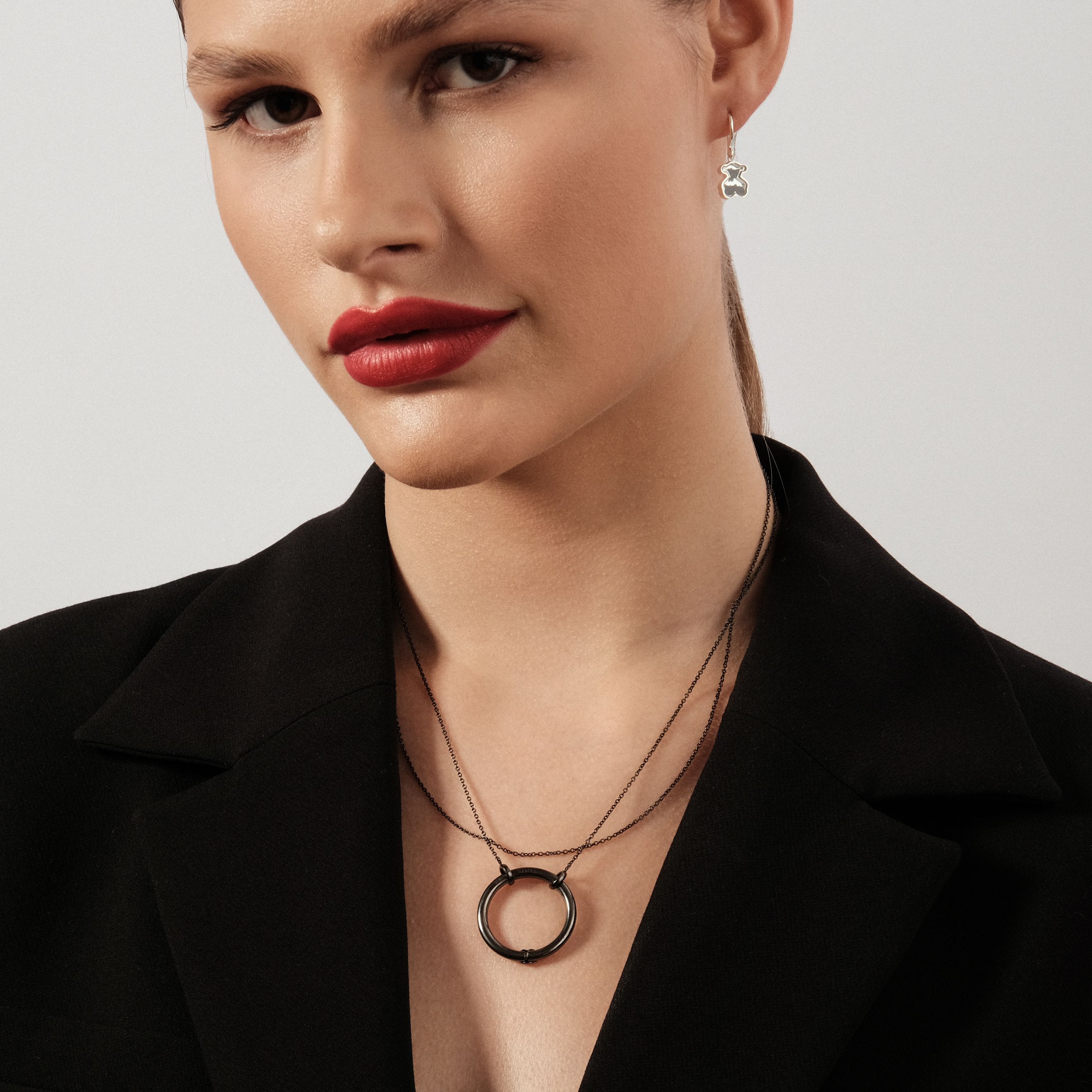 Hold necklace in dark silver