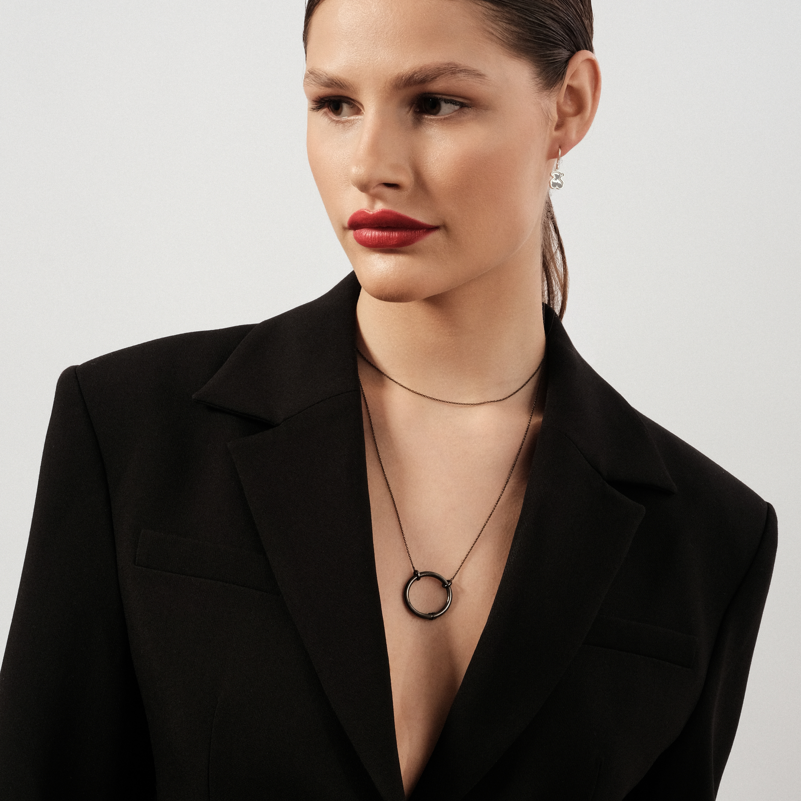 Hold necklace in dark silver