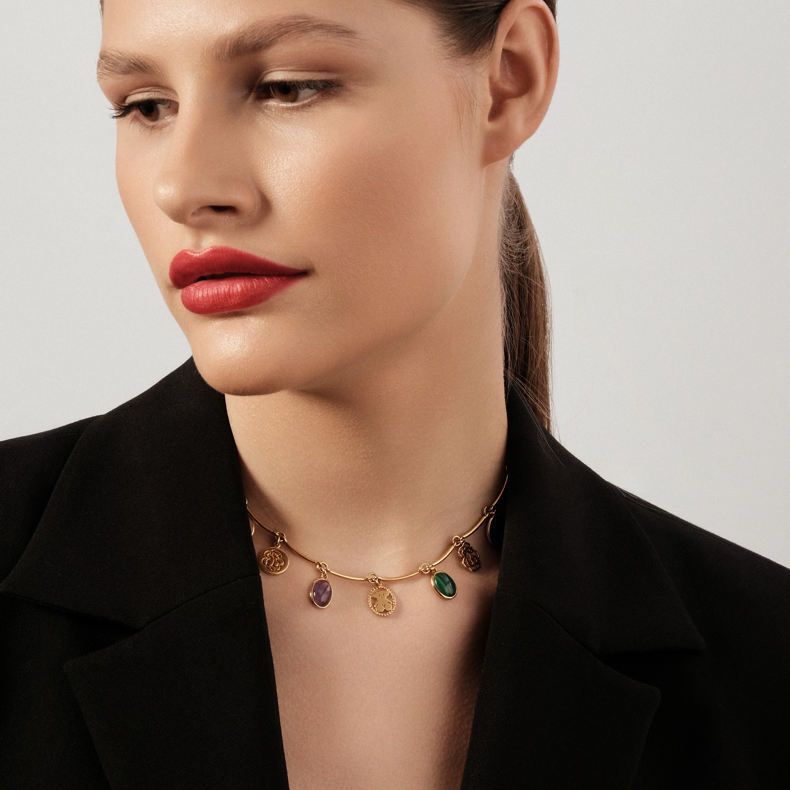 Camee necklace made of vermelion with precious stones