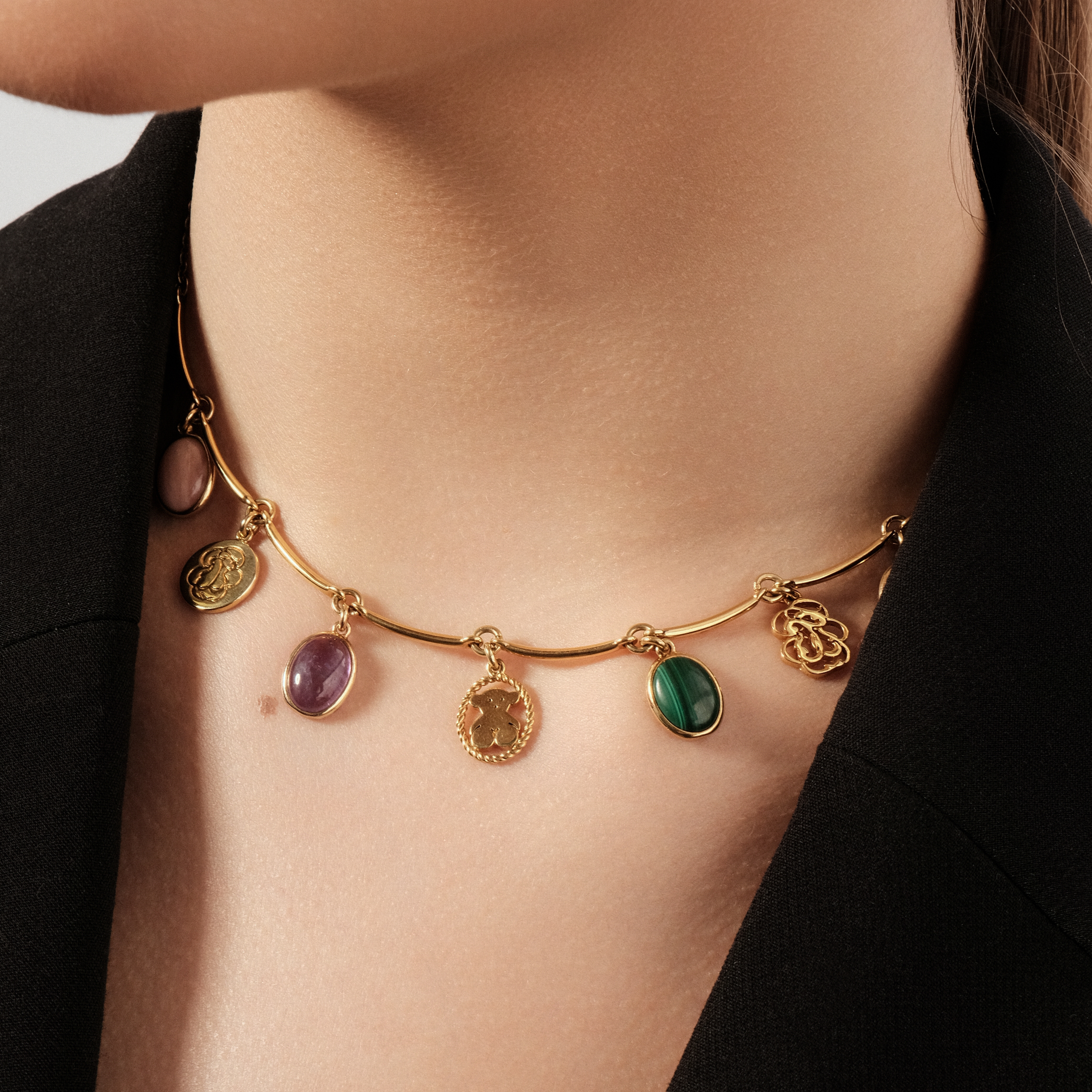 Camee necklace made of vermelion with precious stones