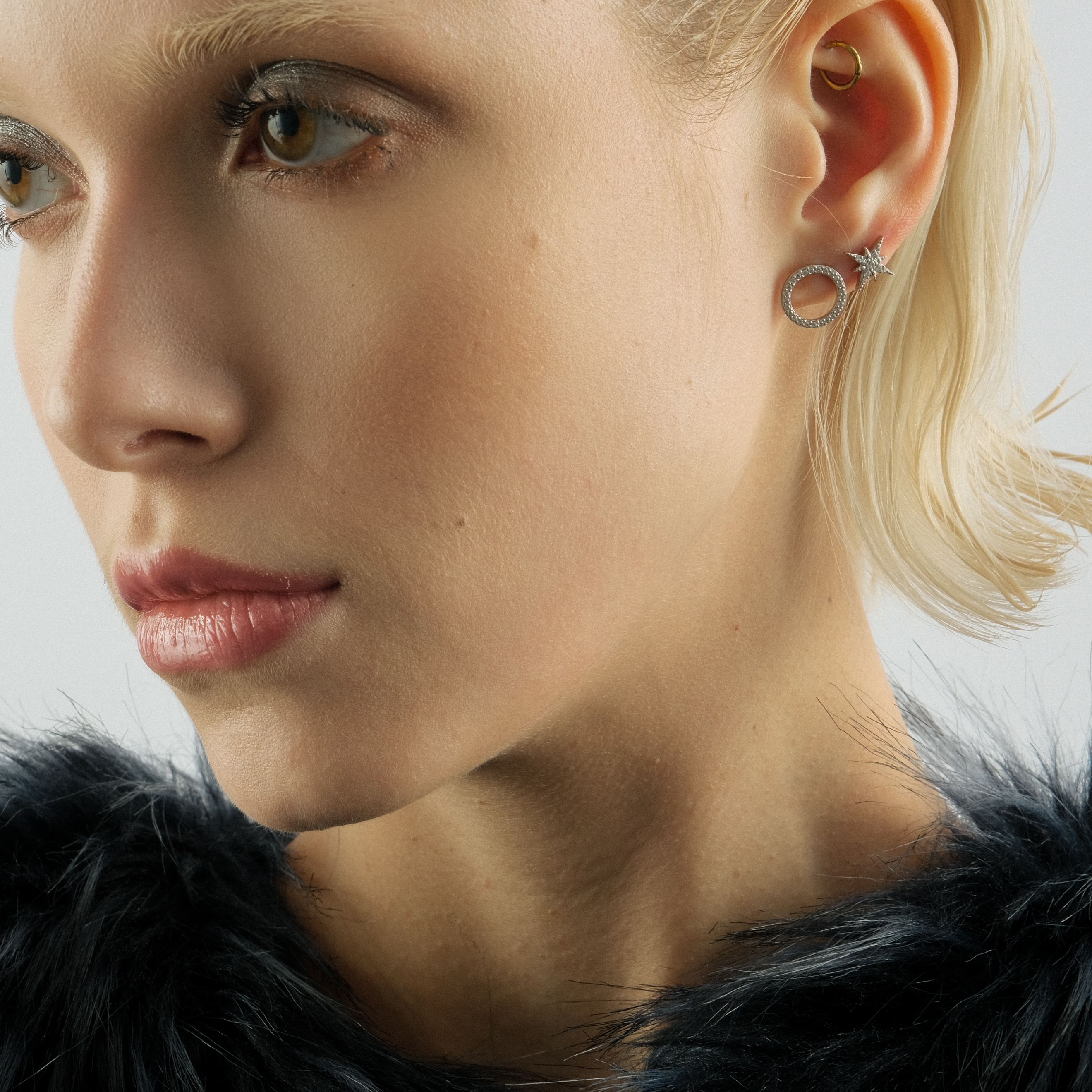 Stud earrings small rings made of white gold