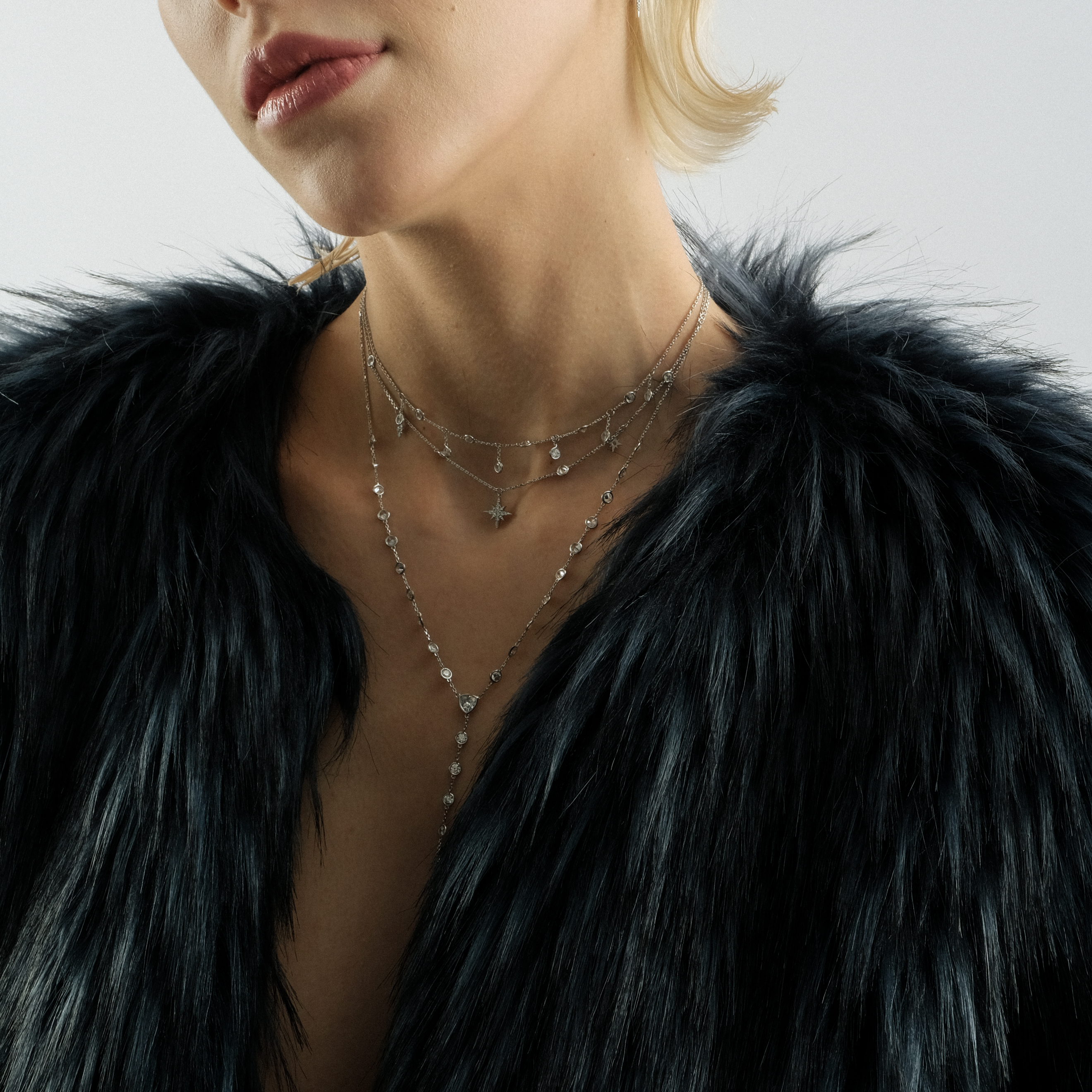 Choker with large and small stars in white gold