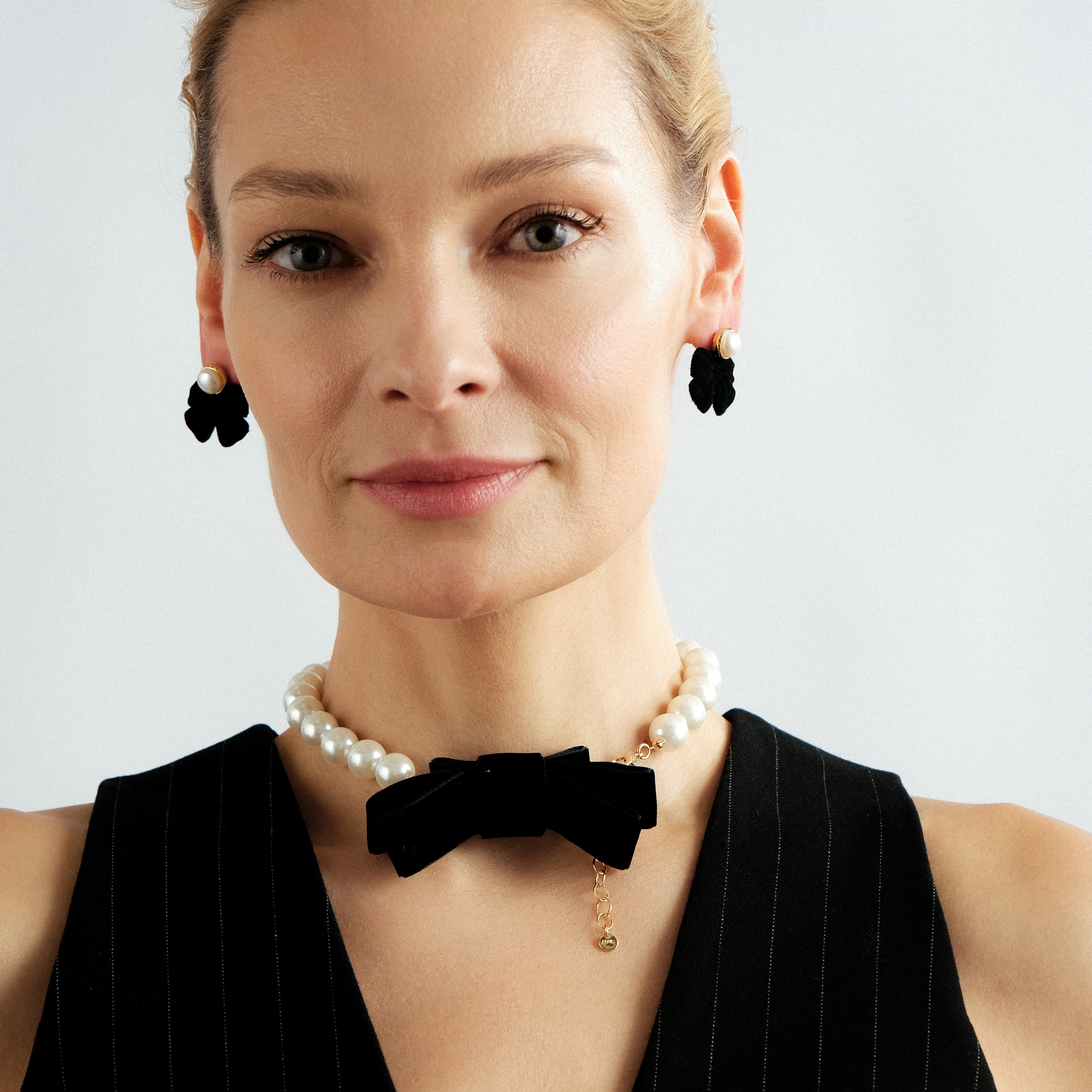 Серьги-пусеты с бархатным черным бантиком