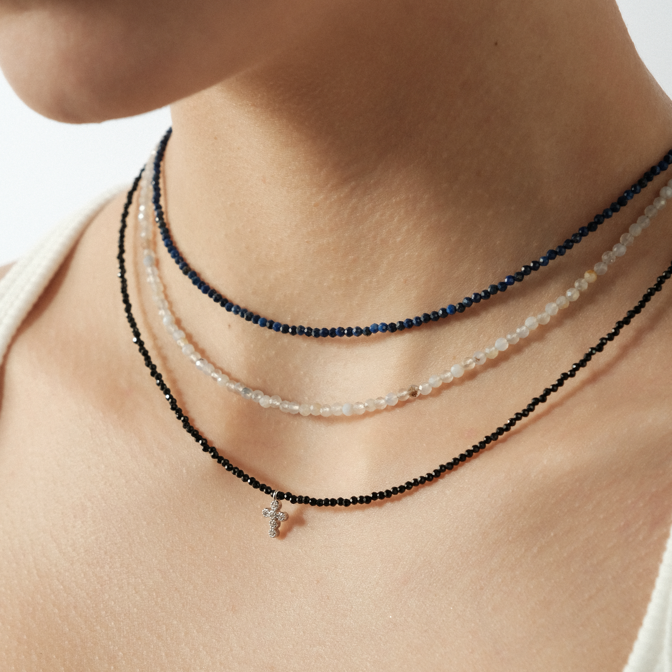 Колье с подвесами Wisteria Gems Чокер из черной шпинели с подвеской-крестом