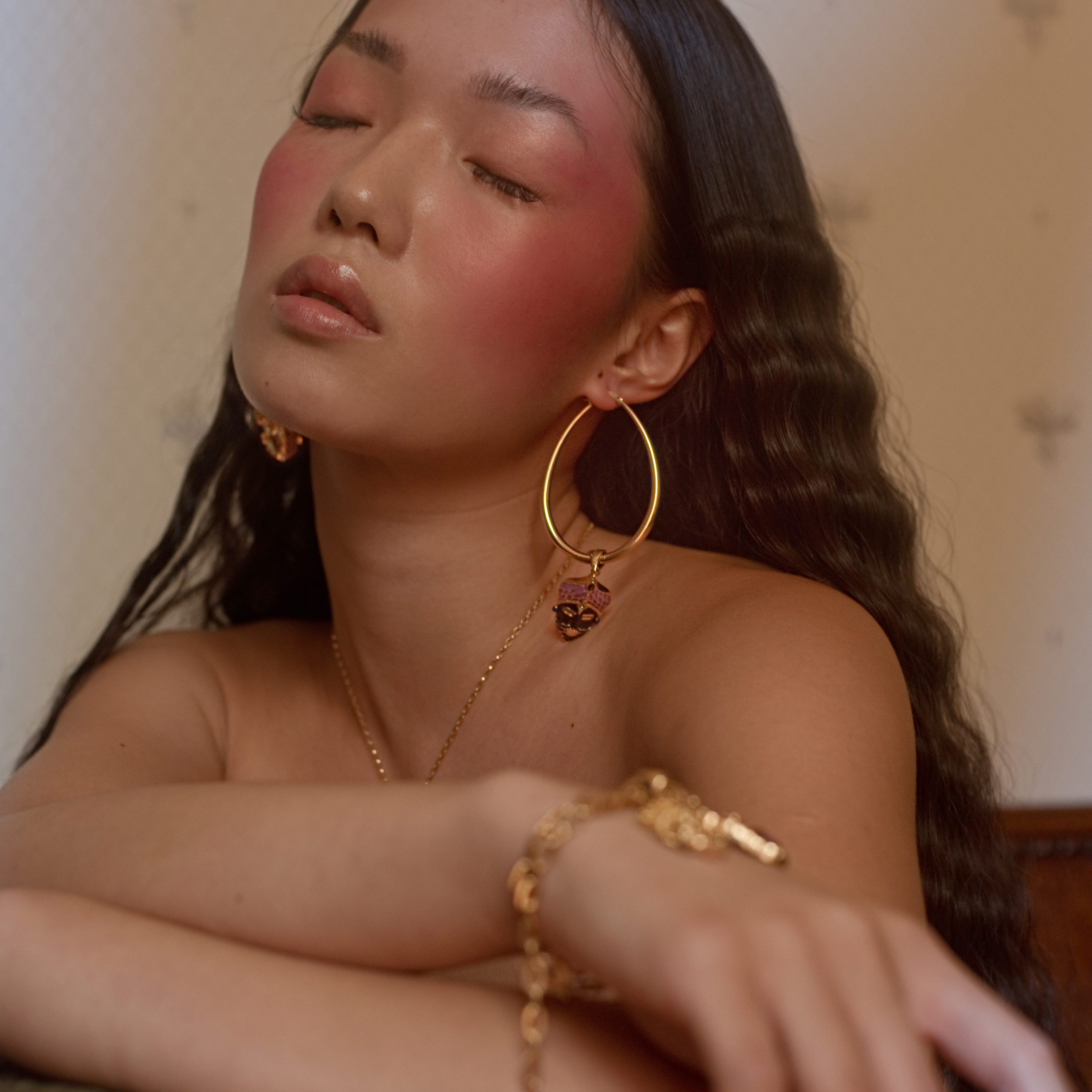 stilla earrings with hibryd moor gold-plated charm