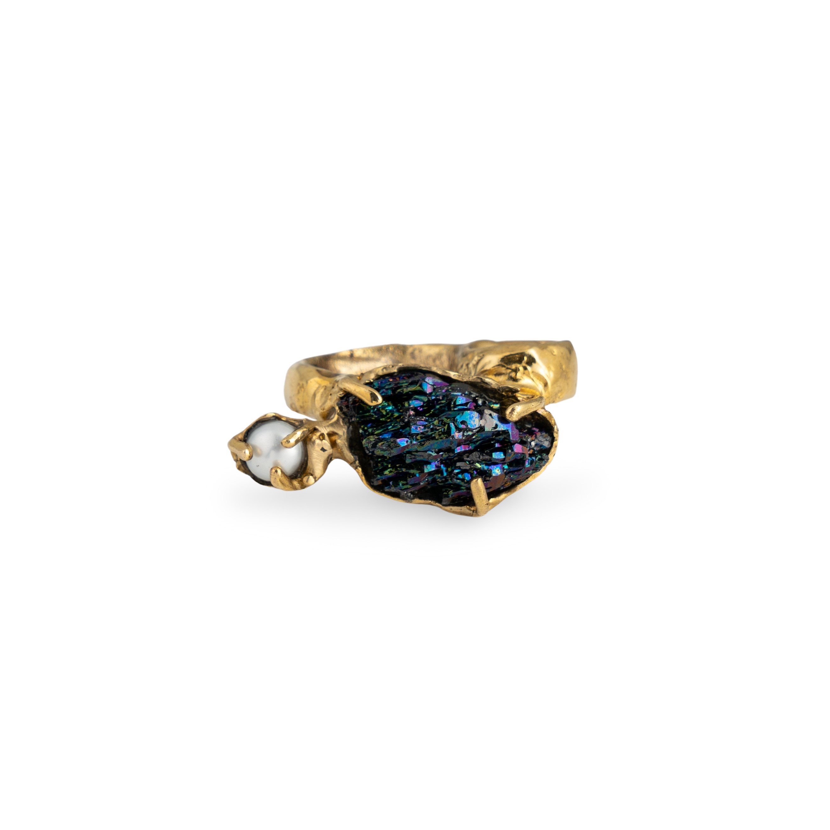 Brass ring with inserts: quartz and pearl
