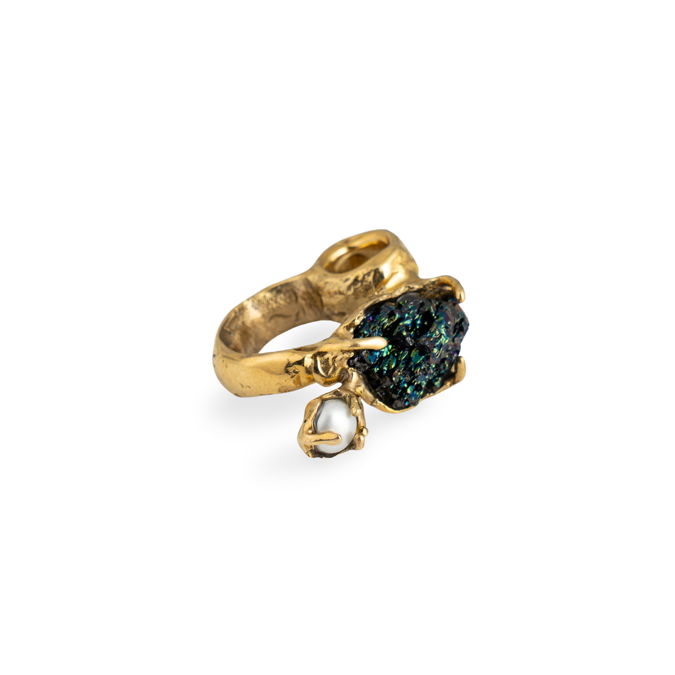 Brass ring with inserts: quartz and pearl