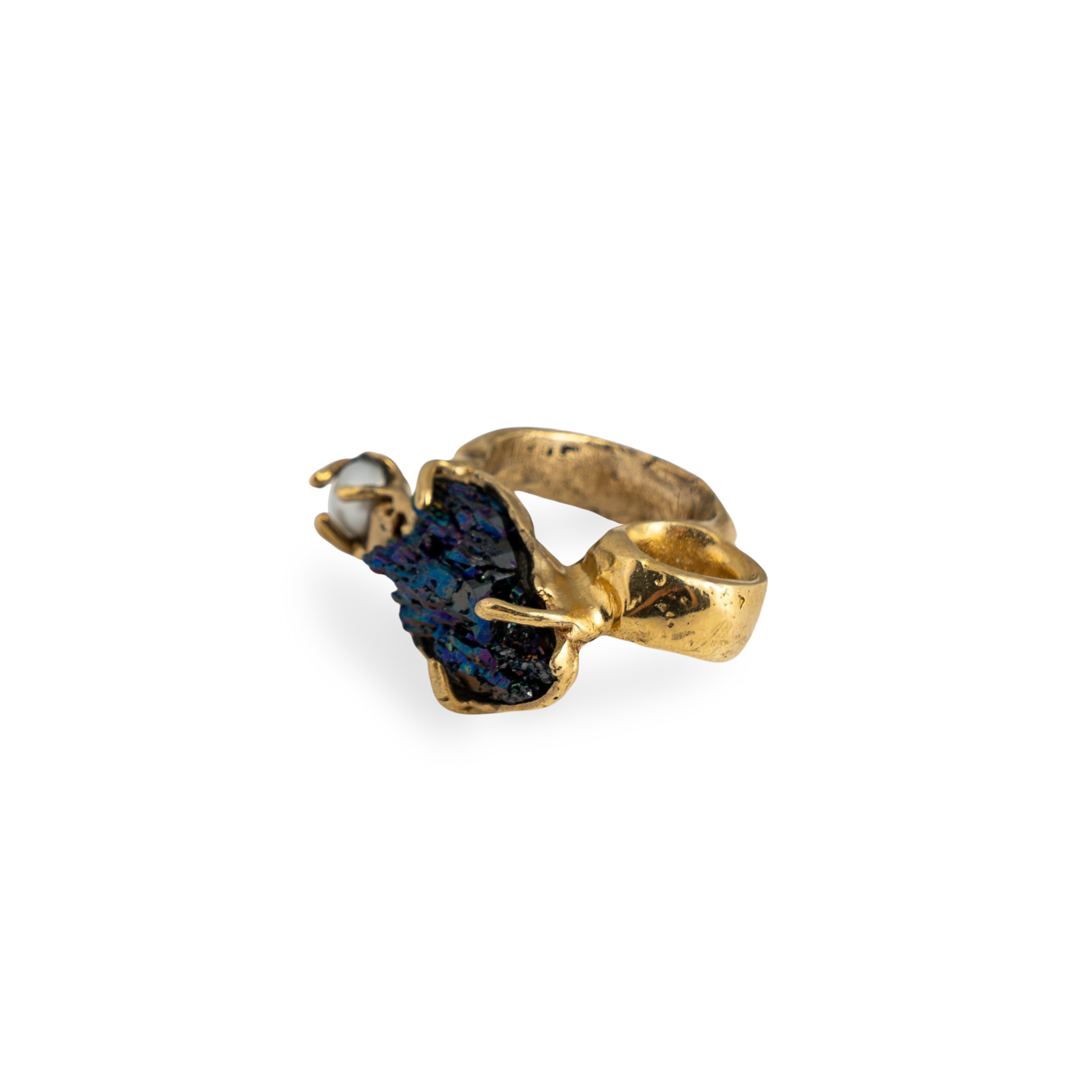 Brass ring with inserts: quartz and pearl