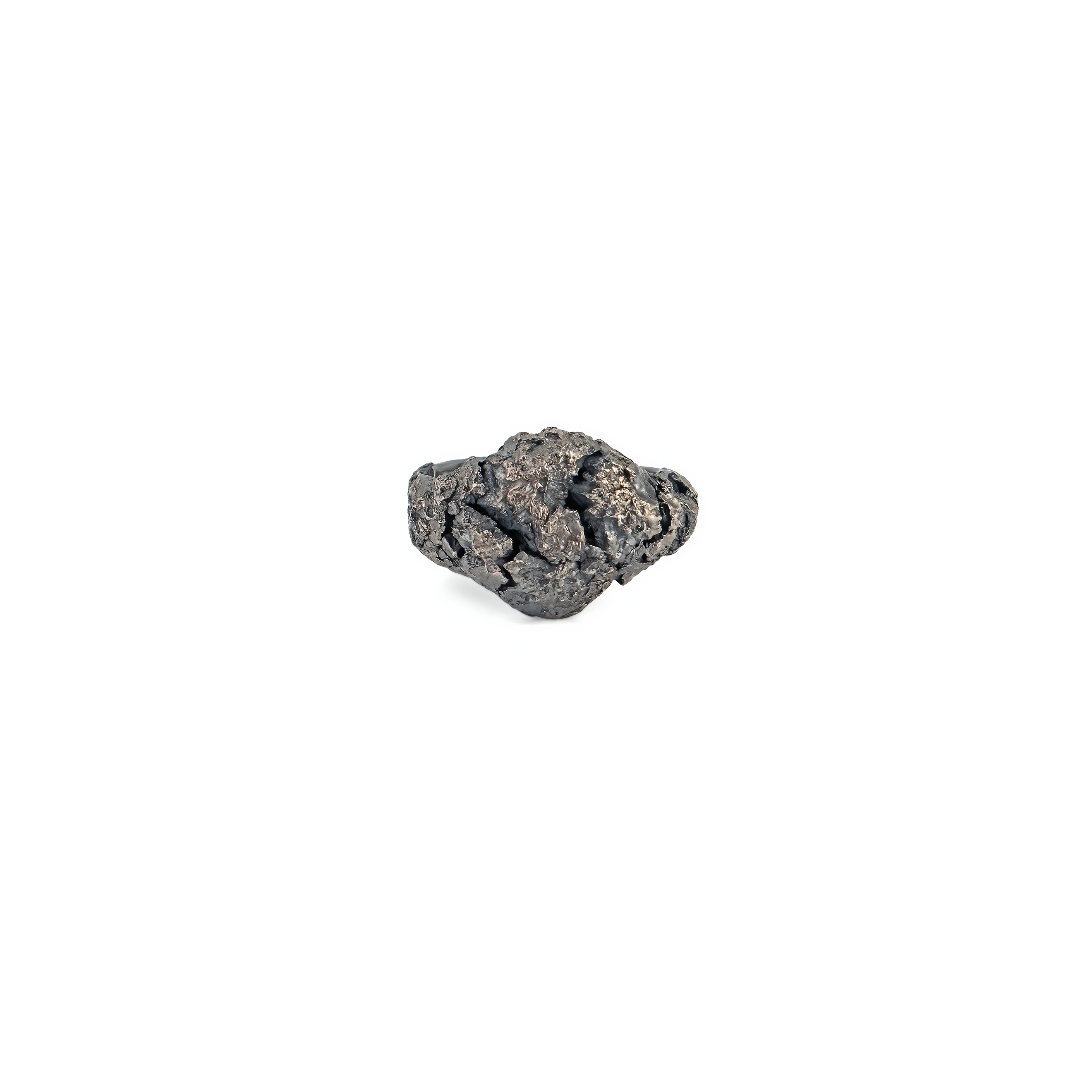 Silver ring with a circle in cracks